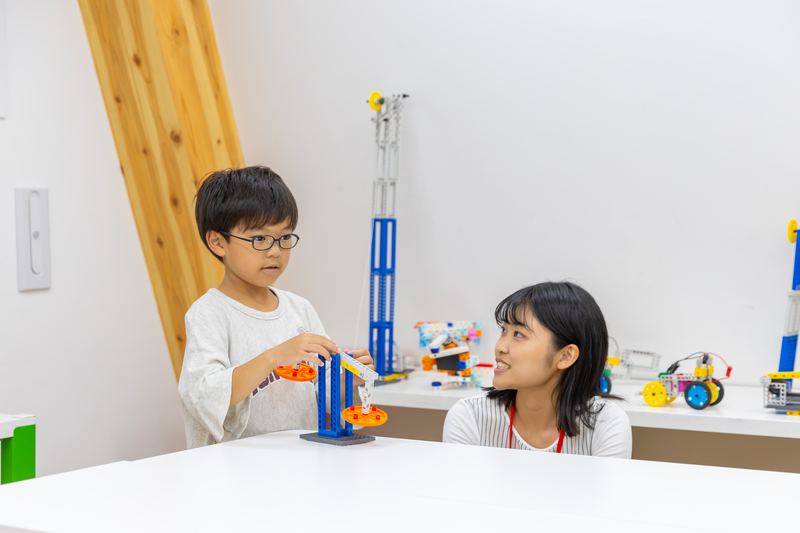 ベーシッククラスで身近なしくみをブロックでつくる小学生
