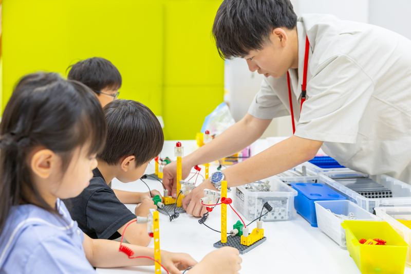 先生が子どもたちと一緒に課題に向き合うレッスンの様子
