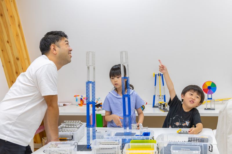 教室の前に置かれたステモンの案内看板