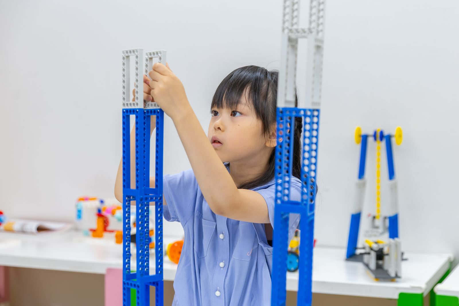 ブロックで背の高い作品を組み上げるレッスンの様子
