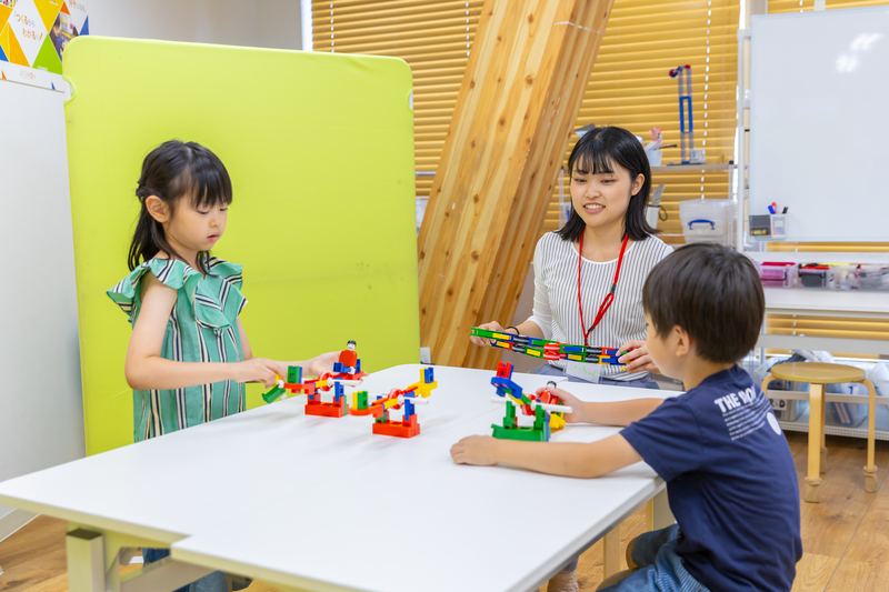 キンダリークラスでブロックに取り組む年長の子ども