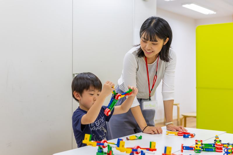 友だちと一緒にブロックの作品づくりに取り組む子どもたち