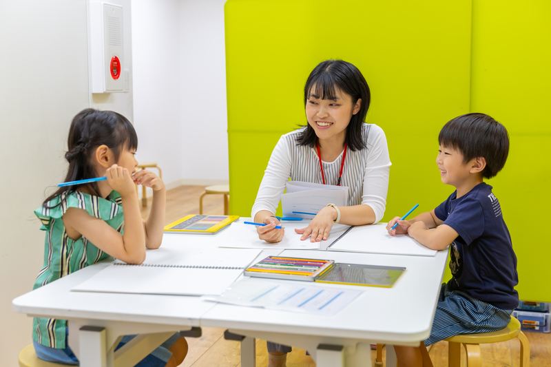 先生と一緒に解き方を確かめる様子
